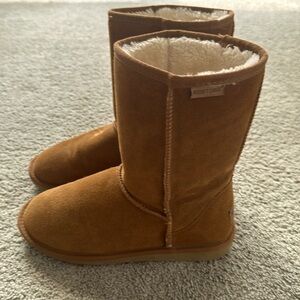 CUTE MINNETONKA BOOTS